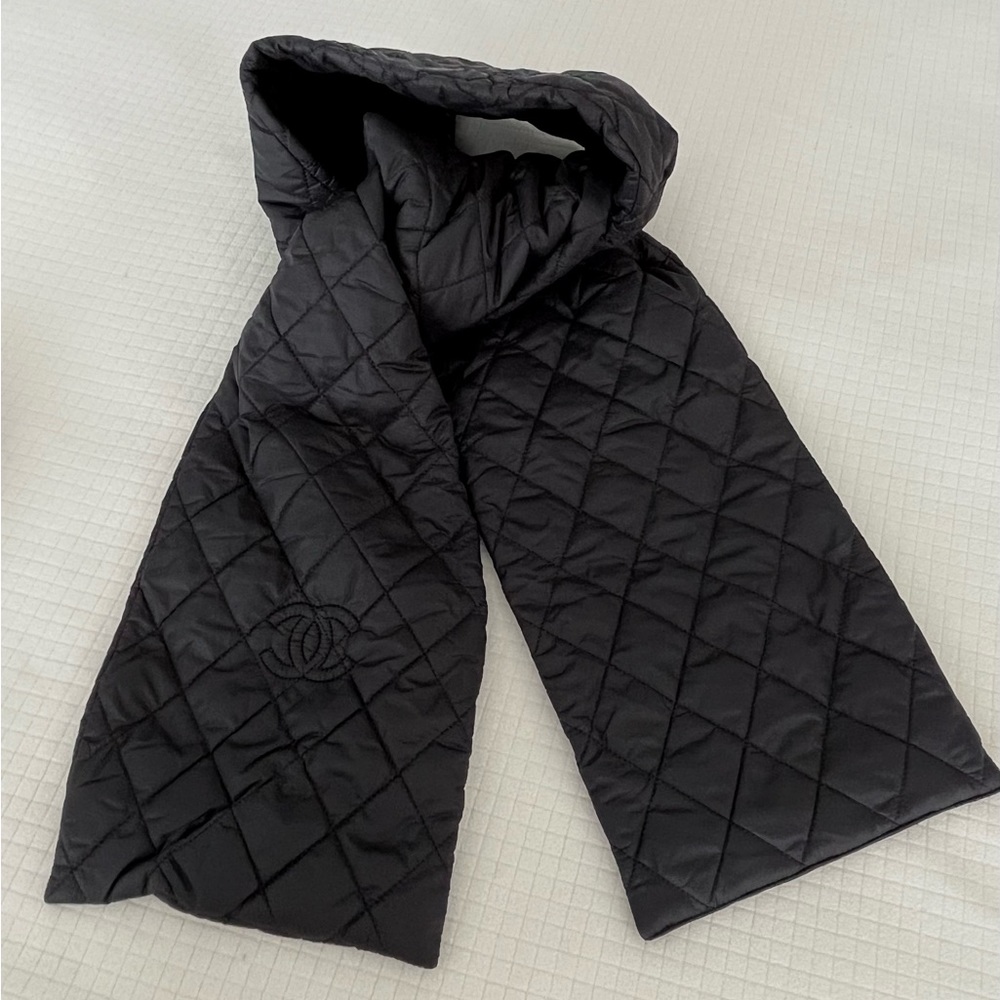 Chanel Nylon Quilted CC Logo Scarf, 2000 Lagerfeld Collection. New never used!! - Picture 2 of 9